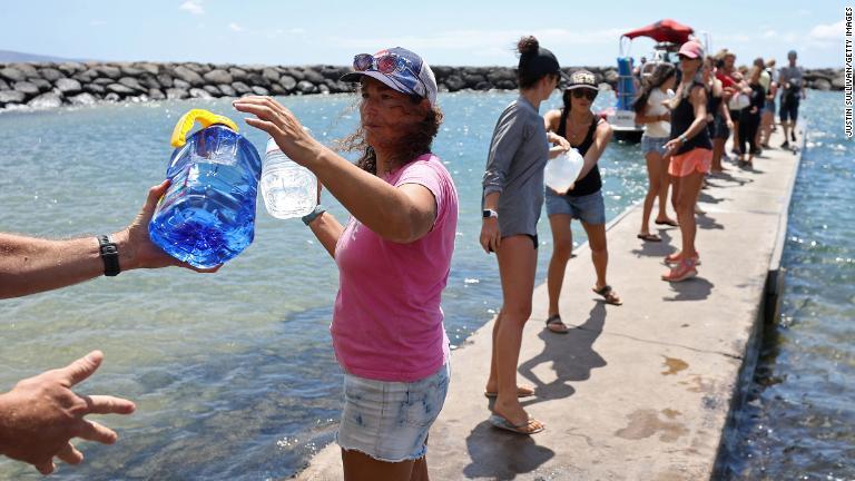 マウイ島西部へ運ぶ飲料水を船に積み込むボランティア＝８月１３日/Justin Sullivan/Getty Images