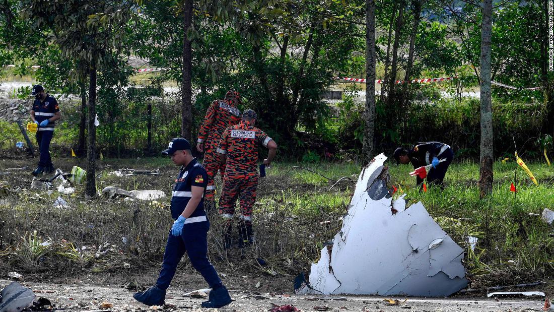現場には墜落した機体の破片が散在している/Muhammad Lutfi/AFP/Getty Images