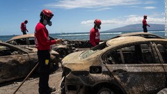 ラハイナで活動するホノルル消防署の消防隊員＝８月１１日