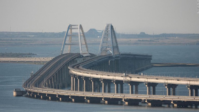クリミア半島とロシア本土を結ぶクリミア橋は、ロシアの侵攻以降再三攻撃を受けている/Stringer/Reuters