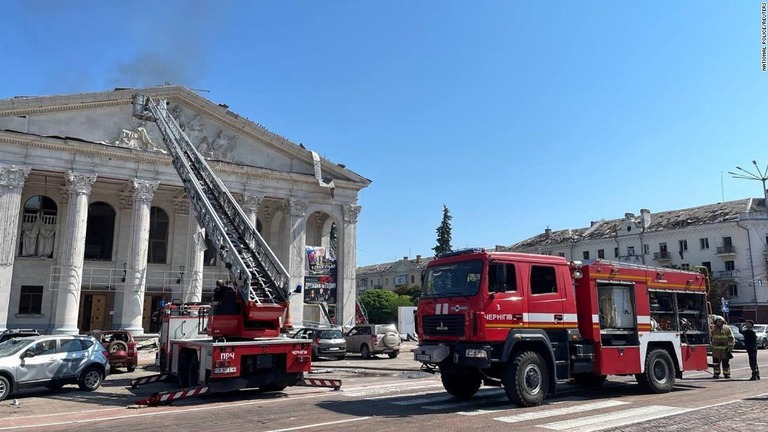 損傷した建物で作業に当たる救急隊＝１９日、ウクライナ・チェルニヒウ/National Police/Reuters