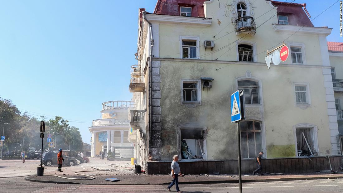ミサイル攻撃で被害が出た建物/Vladyslav Savenok/Reuters