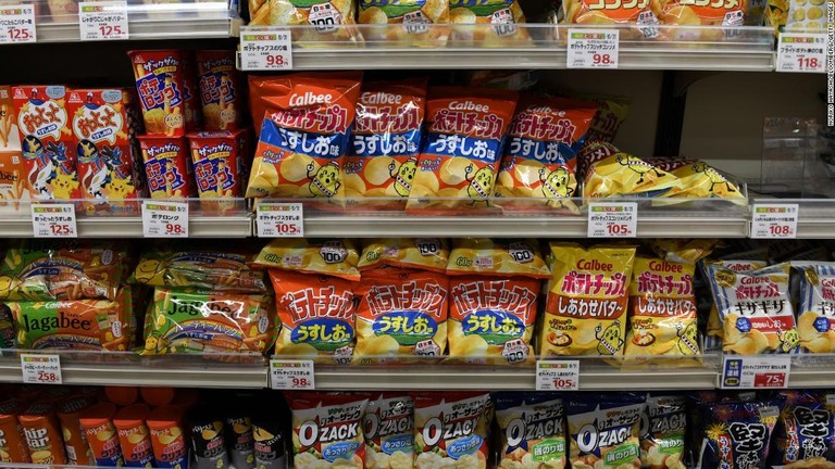 東京のスーパーの棚に並んだカルビーのポテトチップス/Noriko Hayashi/Bloomberg/Getty Images