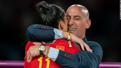スペインサッカー連盟会長、表彰式で代表選手の唇にキス　批判の的に