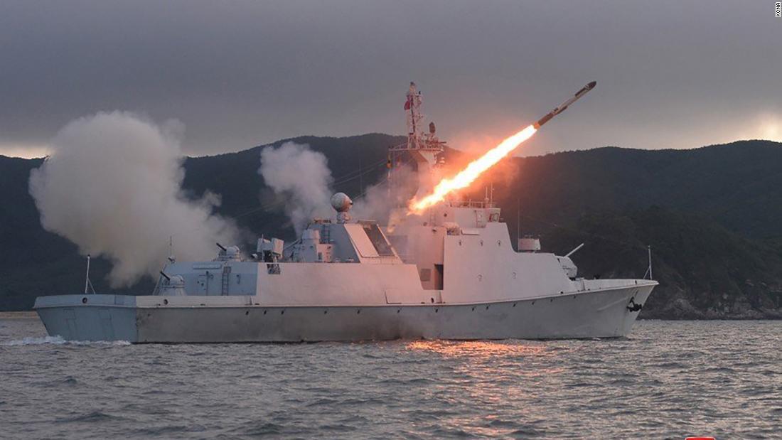 巡航ミサイルを発射する北朝鮮海軍の艦艇/KCNA