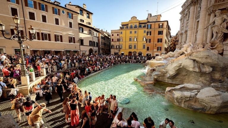 イタリアのメディアが、観光地の飲食店などでの便乗値上げやぼったくりを報じている/Stefano Montesi/Corbis/Getty Images