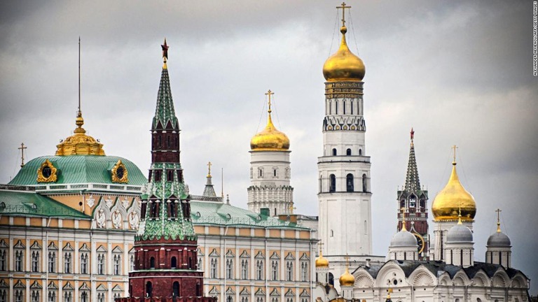 ロシア外務省は、新たに５４人の英国人を入国禁止にすると発表した/Alexander Nemenov/AFP/Getty Images