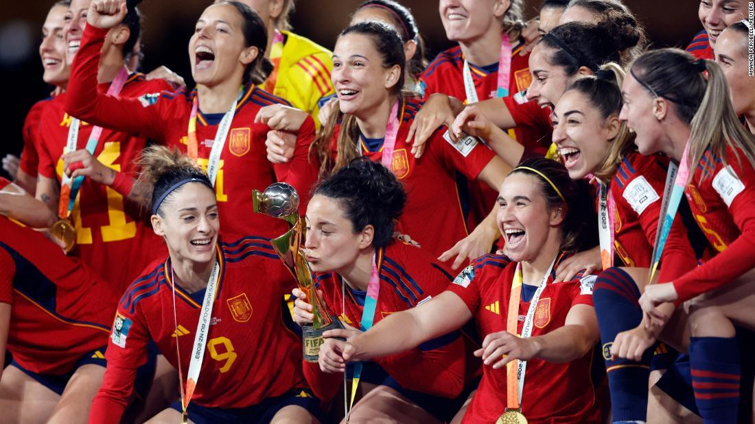 優勝して喜びに沸くスペイン代表/Amanda Perobelli/Reuters
