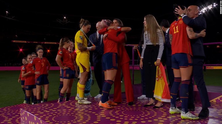 表彰台で選手の唇にキスしたことについてスペインサッカー連盟会長が謝罪した/Courtesy of FIFA