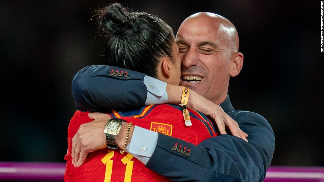 選手を抱きしめるスペインサッカー連盟のルイス・ルビアレス会長/Noe Llamas/Sport Press Photo/Zuma Press