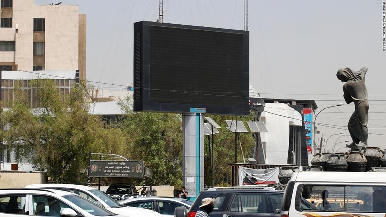 「不道徳な映像」が表示されたことを受け、当局はバグダッド市内にある電光広告掲示板の電源を落とす措置を講じた/Ahmad Al-Rubaye/AFP/Getty Images