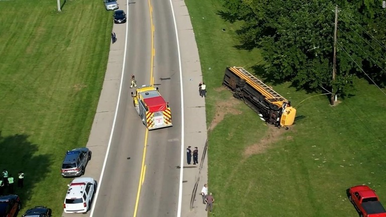 米オハイオ州の幹線道路で、スクールバスがミニバンと衝突して横転し、児童１人が死亡した/WHIO