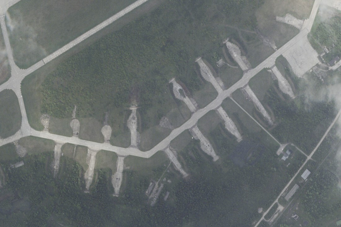 米衛星企業プラネット・ラボから提供されたロシア北西部ノブゴロド州の空軍基地を写した衛星写真=21日/Planet Labs PBC/AP