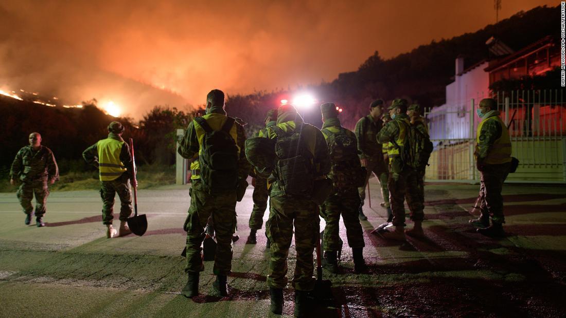 山火事の現場に駆けつけた消防士ら＝１９日、ギリシャ北部トラキア州/Dimitris Alexoudis/EPA-EFE/Shutterstock
