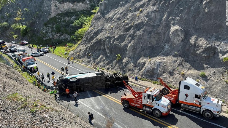 メキシコ中部の幹線道路でバスと大型トレーラーが衝突事故を起こし、１６人が死亡した/Jose de Jesus Cortes/Reuters