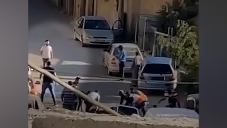 映像にはけが人が担架に乗せられる場面と別の男性が後ろから撃たれた様子が捉えられていた＝２１日、パレスチナ自治区ヨルダン川西岸ナブルス近郊/Obtained by CNN