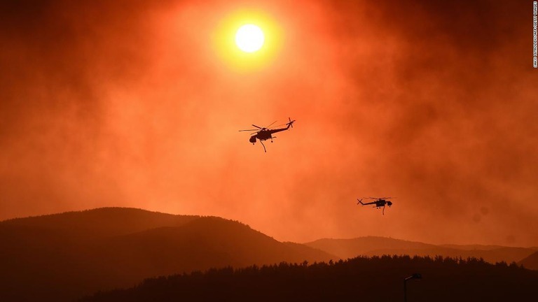 山火事が発生した現場上空を飛行するヘリコプター＝２１日、ギリシャ北部アレクサンドルポリス近郊/Sakis Mitrolidis/AFP/Getty Images