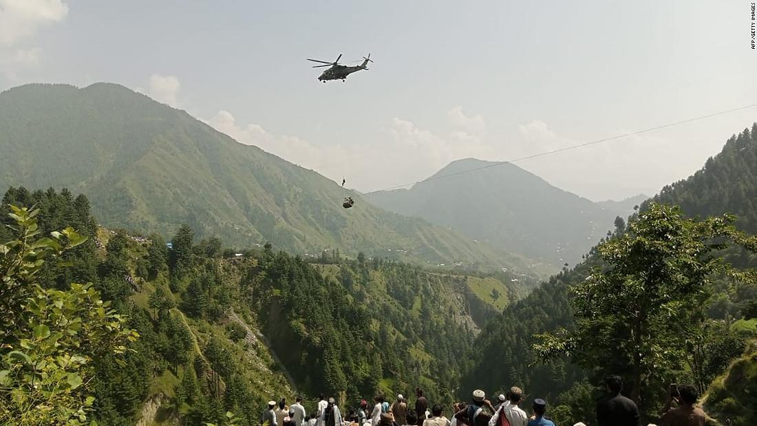 子ども６人と大人２人がパキスタンの渓谷で宙づりになった/AFP/Getty Images