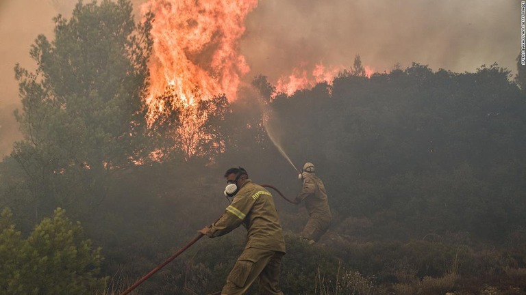 山火事の対応にあたる消防士ら＝２１日、ギリシャ・プロドロモス近郊/Spyros Bakalis/AFP/Getty Images