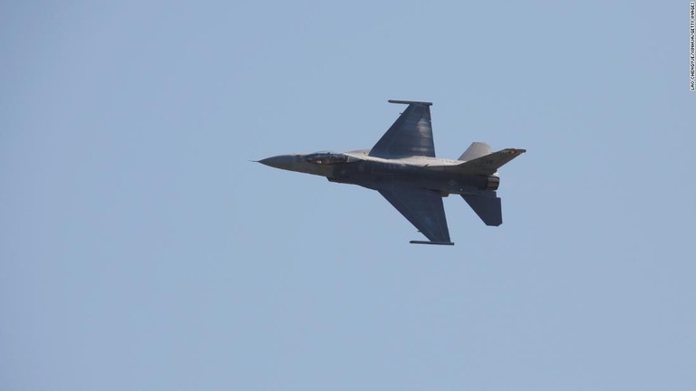 米ヒューストンの航空ショーで展示飛行をするＦ１６戦闘機＝２０２０年１０月撮影/Lao Chengyue/Xinhua/Getty Images/FILE