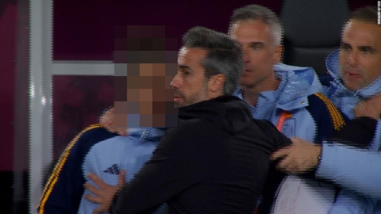 女子ワールドカップ決勝戦で女性スタッフに不適切な行為を行ったように見えるスペインのビルダ監督/Courtesy of FIFA