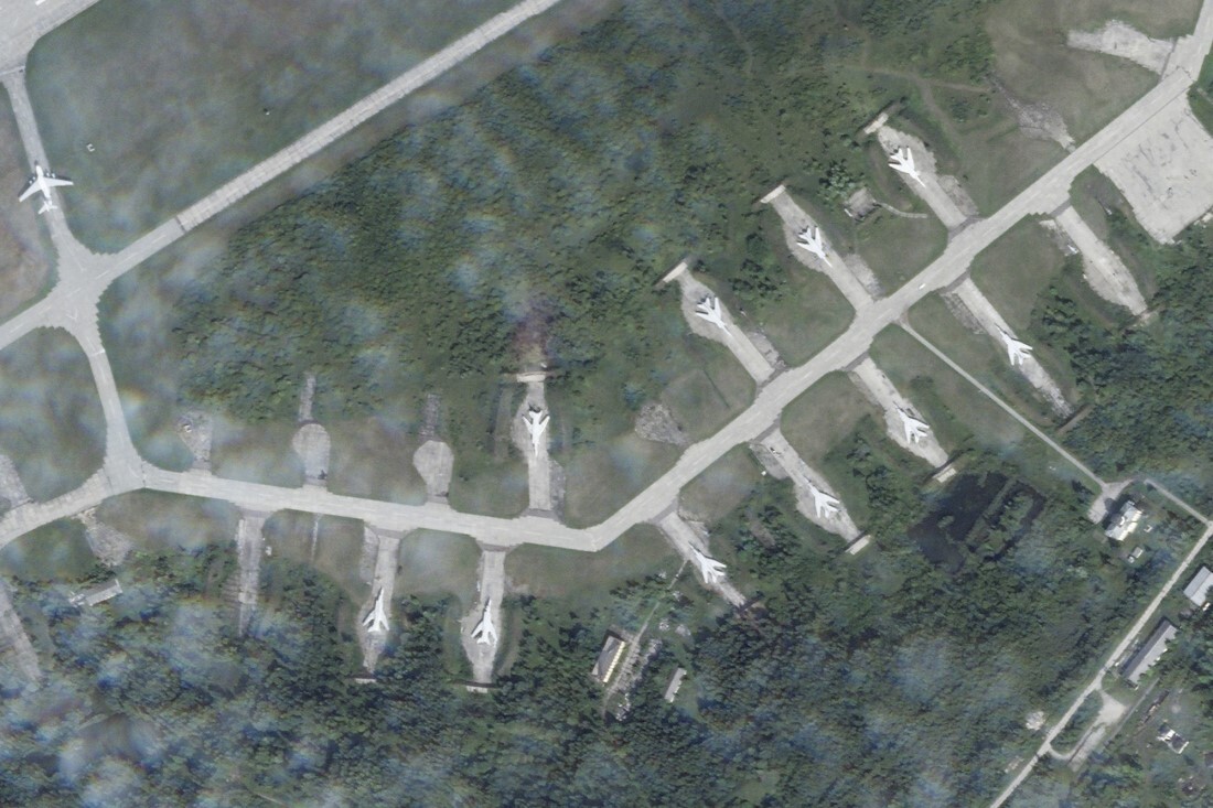 米衛星企業プラネット・ラボから提供されたロシア北西部ノブゴロド州の空軍基地を写した衛星写真。爆撃機Tu22が捉えられている=8日/Planet Labs PBC/AP