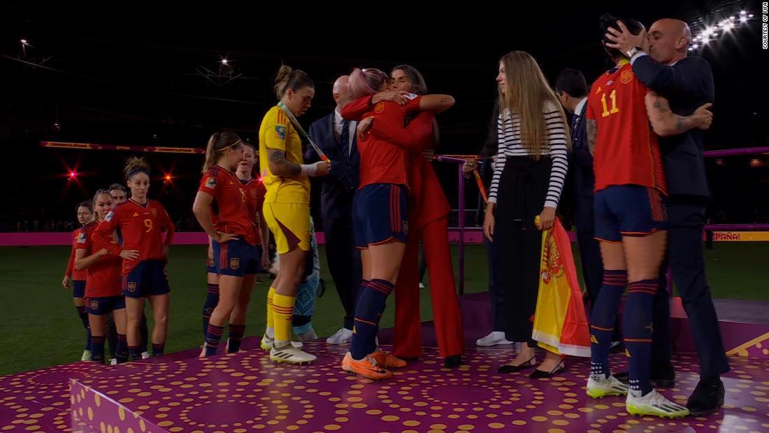 表彰式では選手の唇にキスをしたスペインサッカー連盟のルビアレス会長の姿が捉えられた（写真右）/Courtesy of FIFA