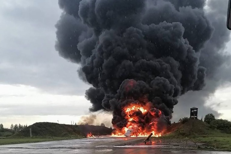 ２０日にソーシャルメディアで公開された画像。ロシア北西部ノブゴロド州ソリツイで炎上するロシア軍機が写っている/Sirena/Telegram/AP