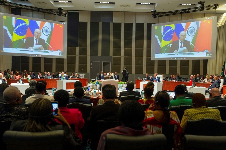 ヨハネスブルクでのＢＲＩＣＳ首脳会議にビデオ通話で参加するロシアのプーチン大統領/Alet Pretorius/Reuters