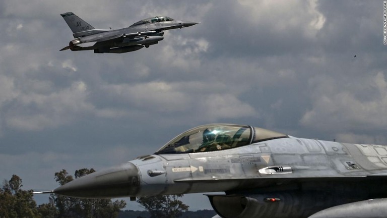 Ｆ１６戦闘機＝２０２１年４月１９日、ギリシャ南部アンドラビダの軍用飛行場/Aris Messinis/AFP/Getty Images