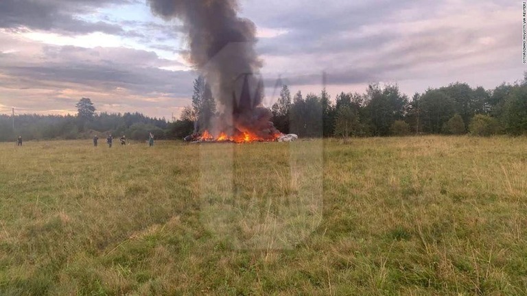 ロシア航空当局によると、モスクワの北西で発生した墜落で乗客全員が死亡した/Ostorozhno Novosti via Reuters