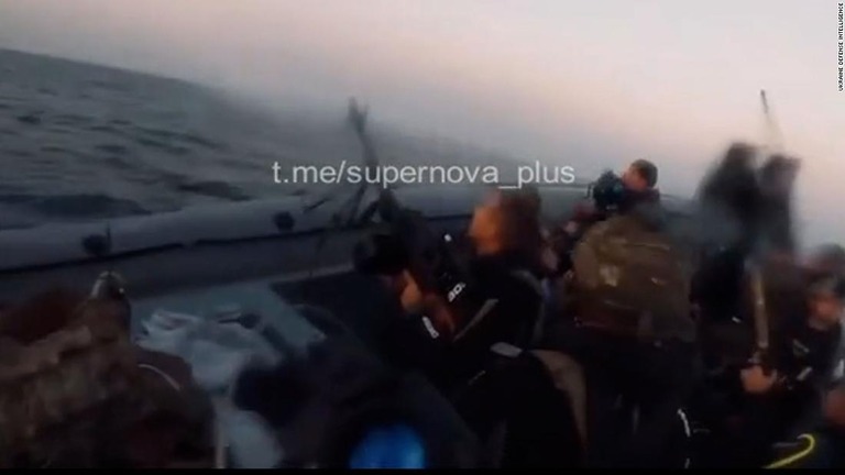 クリミア付近でボート上の特殊部隊がロシア軍機に発砲する様子としてウクライナ国防省情報総局が提供した画像/Ukraine Defense Intelligence