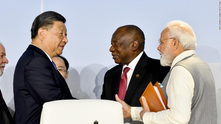 ＢＲＩＣＳ首脳会議で顔を合わせる中国の習近平国家主席（左）とモディ印首相（右）/BRICS/Anadolu Agency/Getty Images