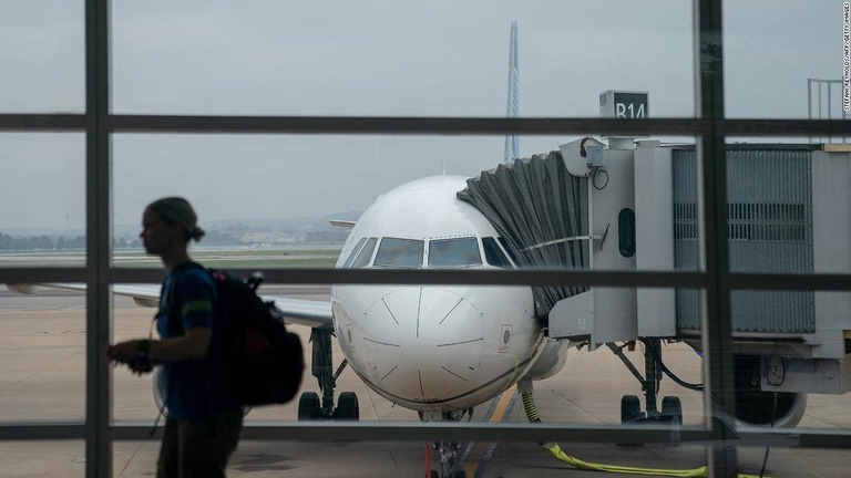 航空機の巨大化や空港店舗の増加の伴い、旅行客の歩行距離は伸びている/Stefani Reynolds/AFP/Getty Images