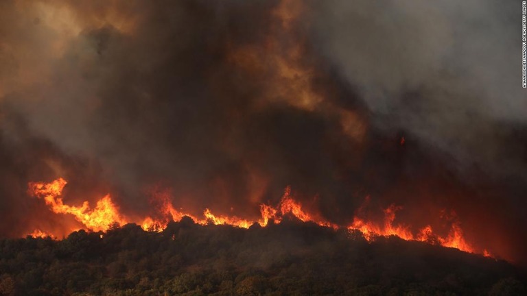 ギリシャ北東部で依然として猛威を振るう山火事の様子/Ayhan Mehmet/Anadolu Agency/Getty Images