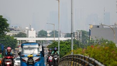 大気汚染悪化で公務員が在宅勤務　大統領もせき被害　ジャカルタ