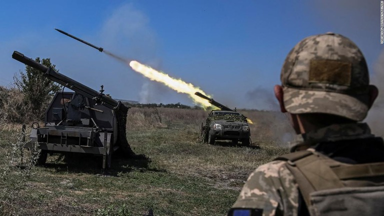 ロシア軍の陣地へ向けてミサイルを発射するウクライナ軍兵士＝１９日、ウクライナ・ザポリージャ州/Viacheslav Ratynskyi/Reuters