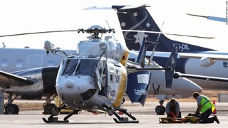 米海兵隊の軍用機「オスプレイ」の墜落を受けて出動した救急ヘリ＝２７日、オーストラリア・ダーウィン