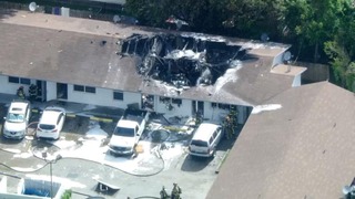 米フロリダ州フォートローダーデール近郊で２８日、消防ヘリコプターがアパートに墜落した