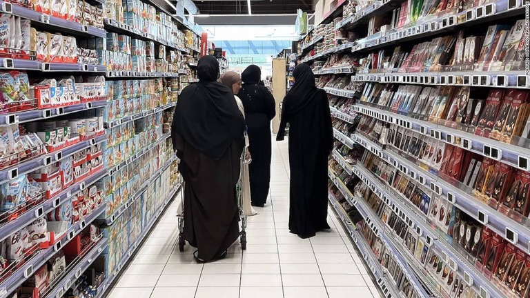 買い物をするイスラム教徒の女性＝フランス・ナンテール/Romuald Meigneux/SIPA/Shutterstock