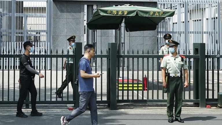 北京の日本大使館の前に立つ警備員/Kyodo News/Getty Images