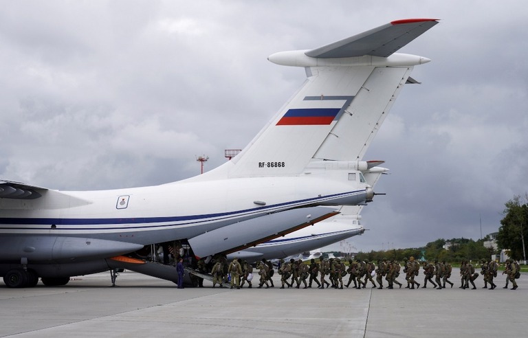 昨年９月、「ザーパド」参加のため航空機に乗り込むロシア軍の落下傘兵ら/Vitaly Nevar/Reuters/FILE