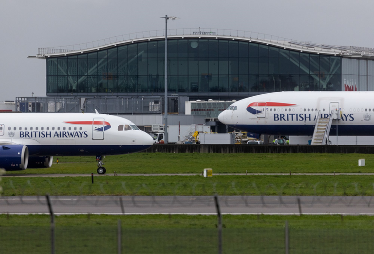 ２８日に発生した英国の航空管制のシステム障害の影響は数日間続くと予想されている/Chris Ratcliffe/Bloomberg/Getty Images/FILE