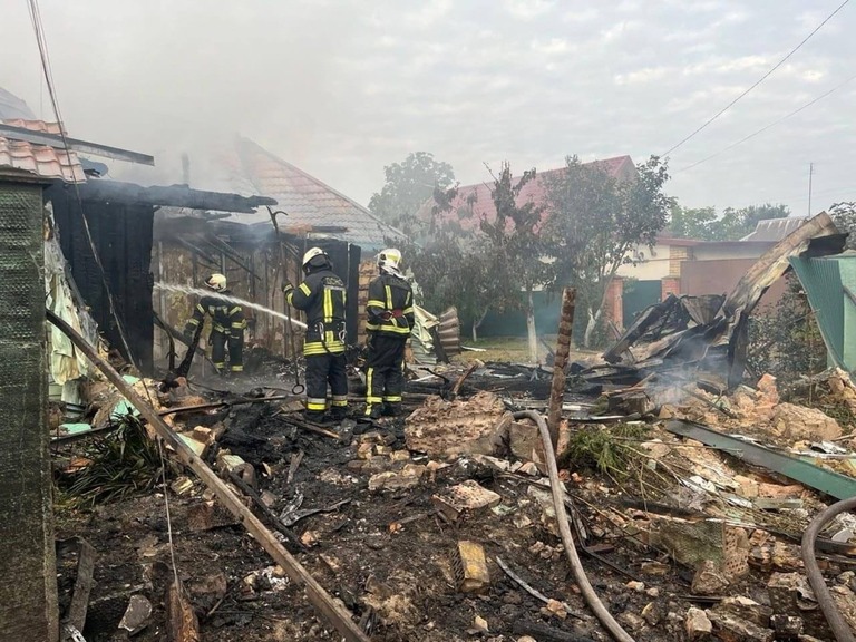 破壊された建物で作業する救急隊員＝３０日、ウクライナ・キーウ州/State Emergency Service of Ukraine/Reuters