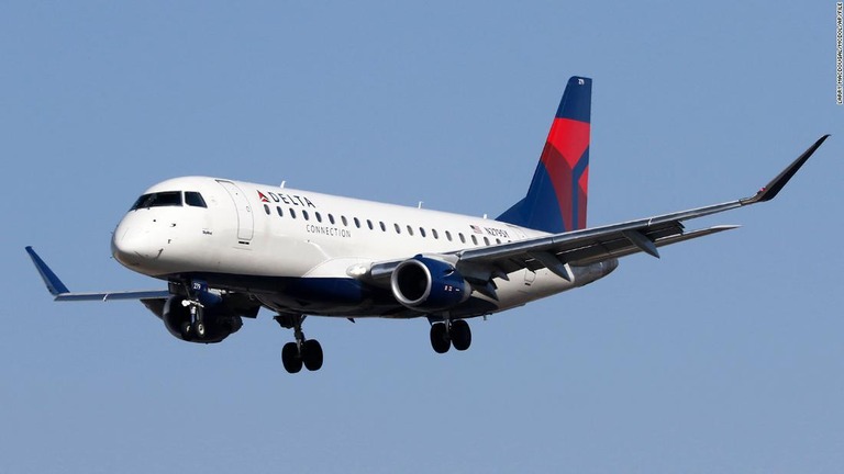 デルタ航空機が乱気流に巻き込まれ、乗客乗員１１人が病院に搬送された/Larry MacDougal/MCDOL/AP/File