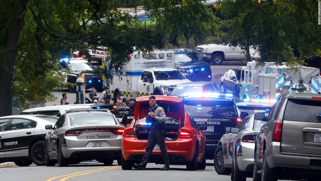 銃撃現場に駆けつけた警察ら=28日、米ノースカロライナ大学チャペルヒル校/Kaitlin McKeown/The News & Observer/AP
