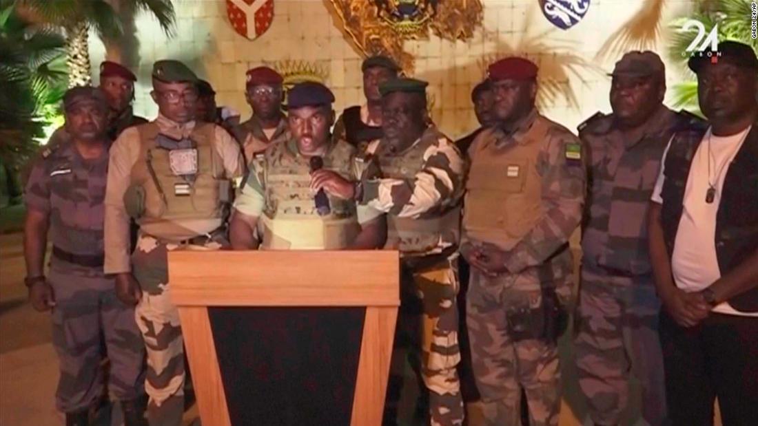 ボンゴ大統領から権限を奪取したと宣言する軍関係者ら=30日/GABON 24/AP