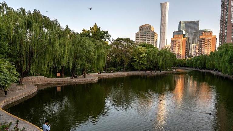 池のある中国・北京の公園/Kevin Frayer/Getty Images