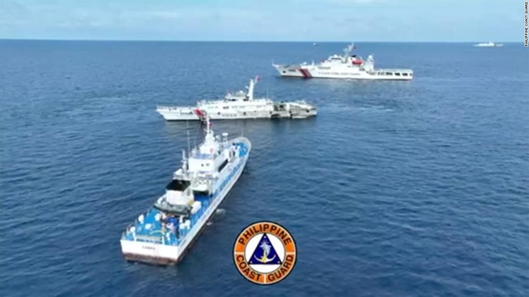 フィリピンの補給船の行く手を阻もうとする動きを見せる中国海警局の船舶２隻/Philippine Coast Guard