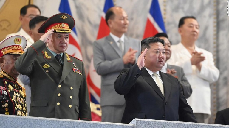 軍事パレードに出席した北朝鮮の金正恩（キムジョンウン）総書記とロシアのショイグ国防相＝７月２７日、北朝鮮・平壌/KCNA/Reuters/FILE